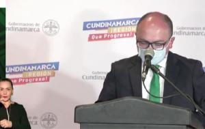 hombre hablando con tapabocas