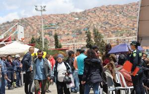 Fotografía muestra a personas caminando en el municipio de Soacha